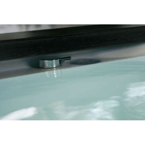 Baignoire d'angle AURA PLUS CORNER 160x160 tablier bois JACUZZI aura-uno-gallery-diverter(1) Baignoire d'angle AURA PLUS CORNER 160x160 tablier bois JACUZZI aura-uno-gallery-diverter(1)