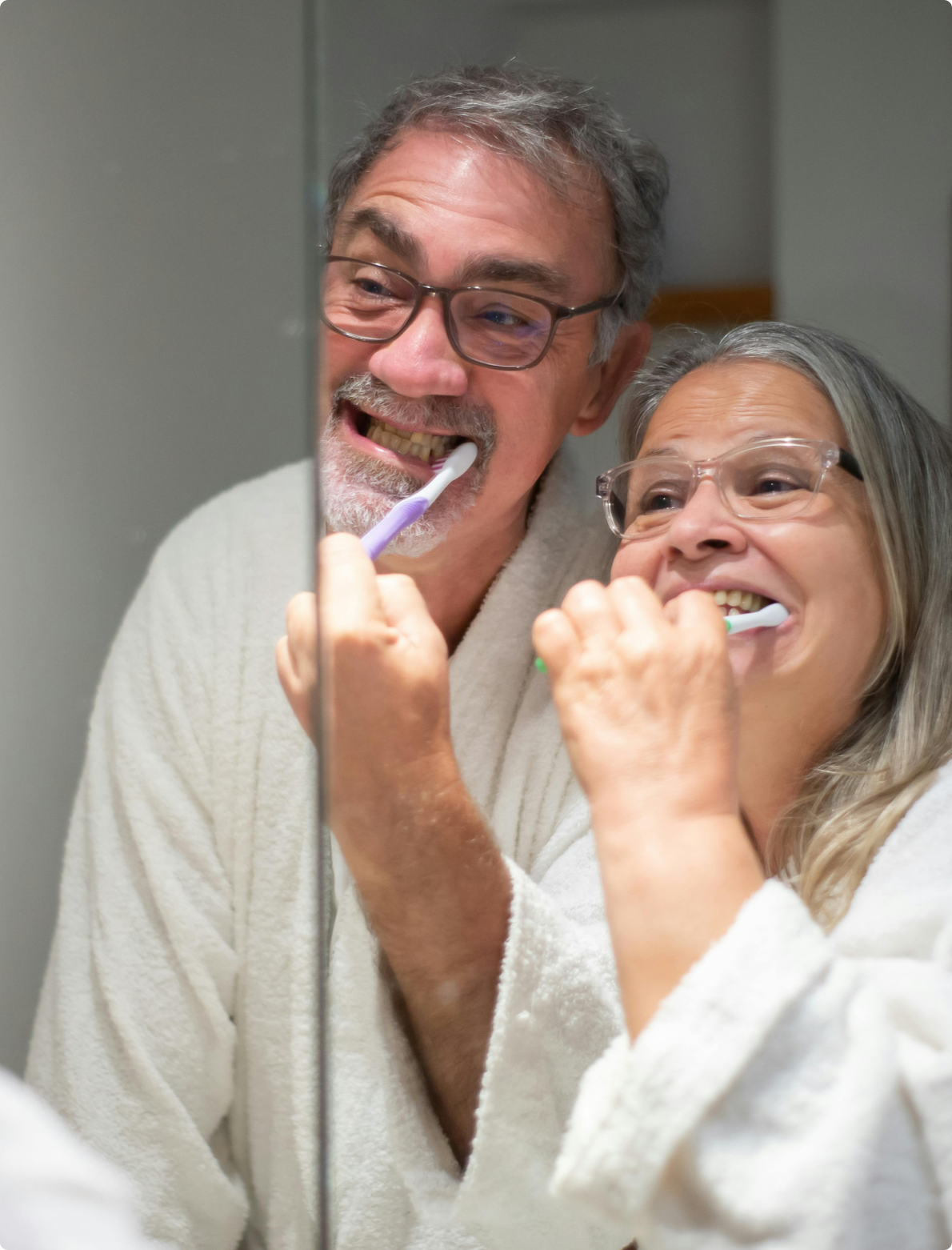 Couple de seniors heureux dans leur salle de bain rénovée