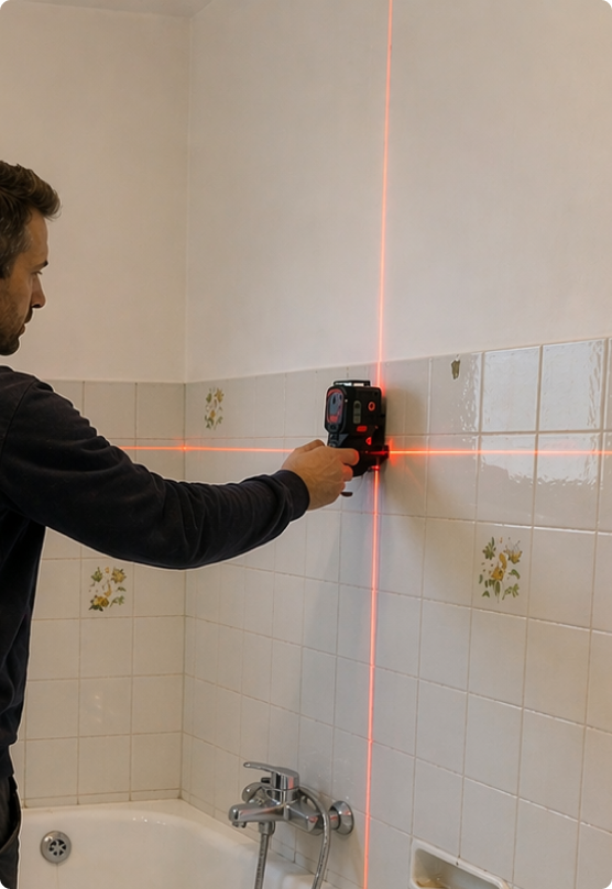 Étude technique et conseil – technicien mesurant la salle de bain
