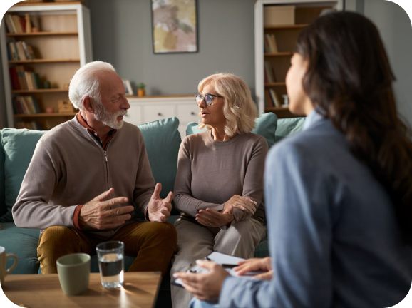Accompagnement complet – conseillère avec couple de seniors