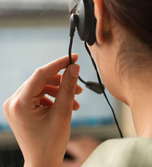 Conseillère du service client Sanitaire.fr au casque