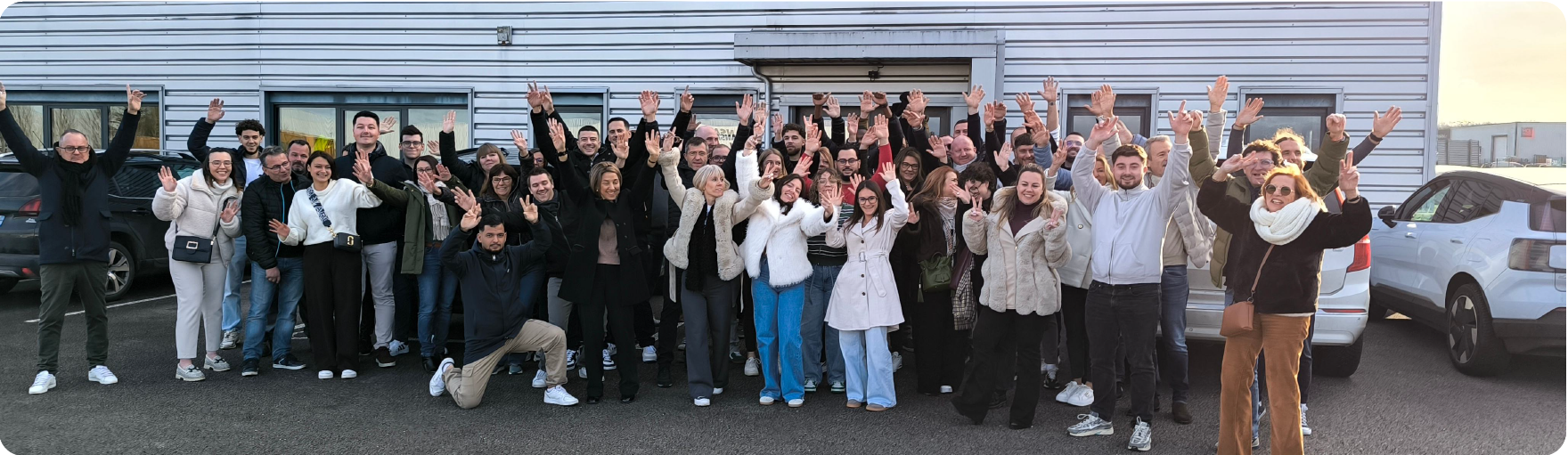 L'équipe Sanitaire.fr devant ses locaux à Nomexy, dans les Vosges